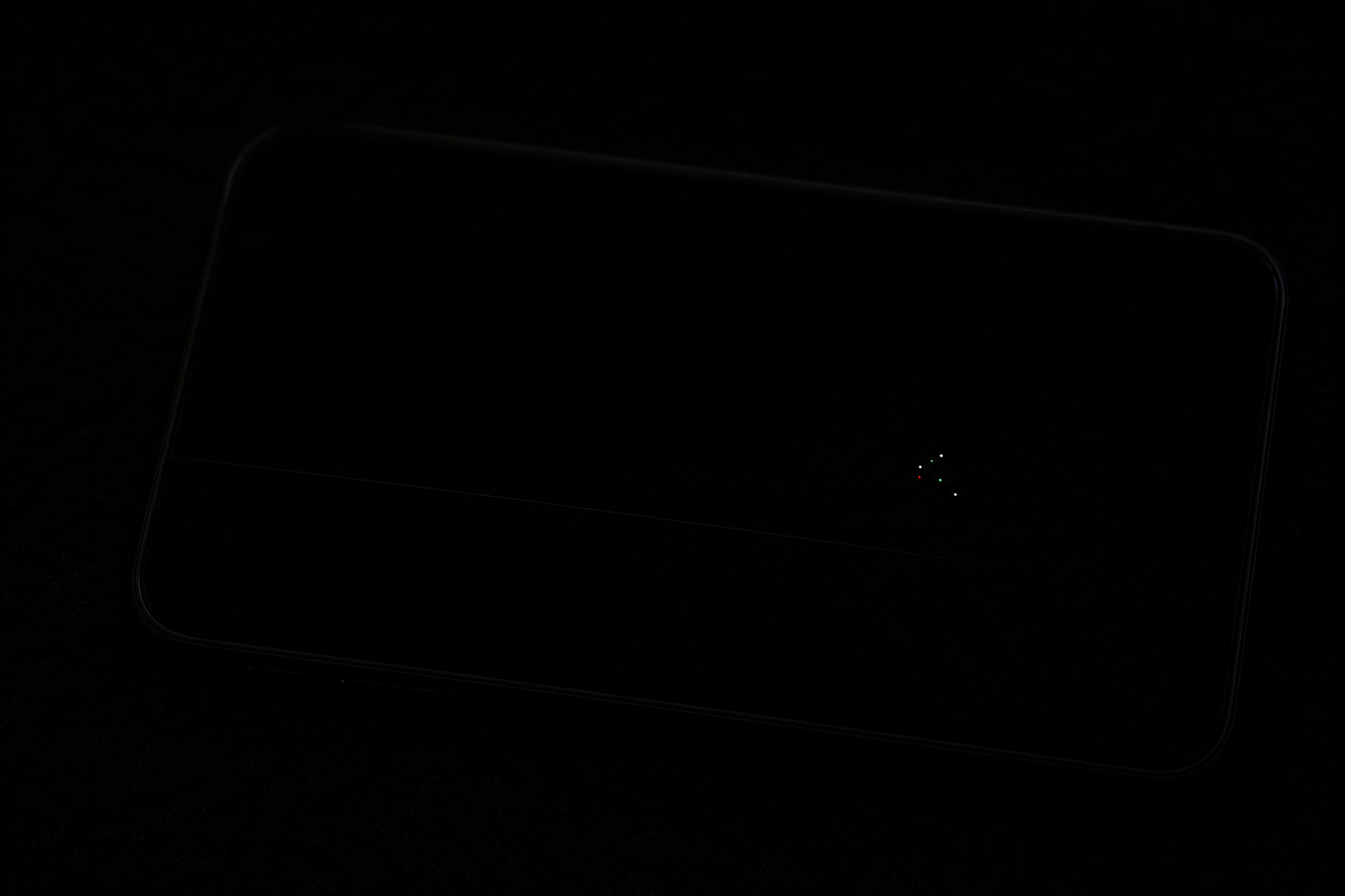 Pantalla de móvil mostrando una imagen negra con puntos brillantes de píxeles dañados